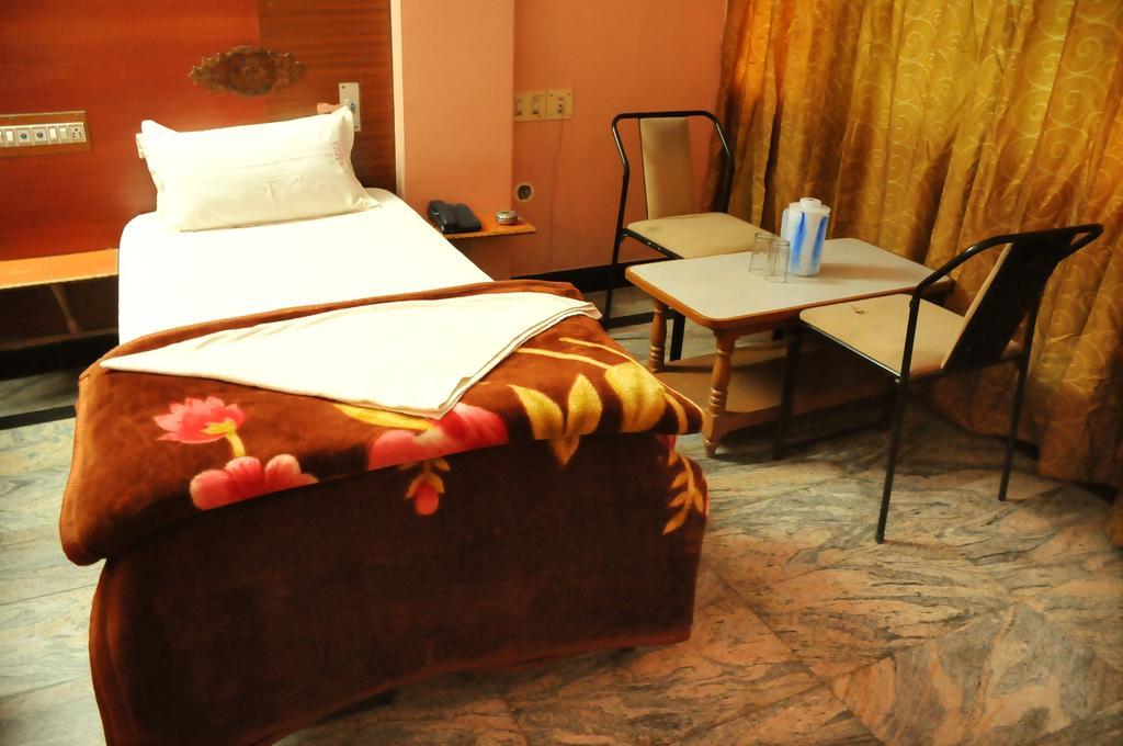 V.K.Residency Hotell Tirupati Exteriör bild